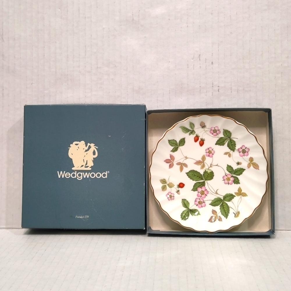 Wedgwood Wild Strawberry Dessert Plate with Box – Fine Bone China Floral Dish - Picture 2 of 7